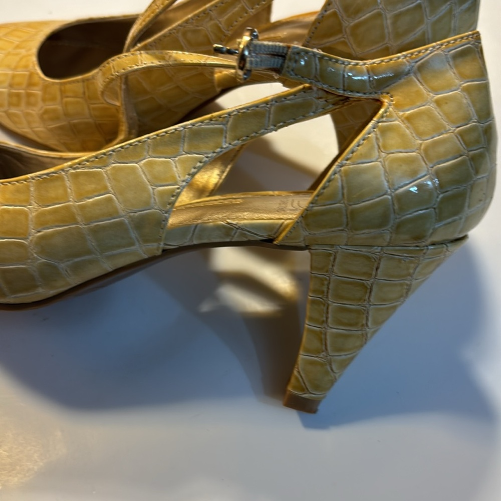 New Directions 3 1/4” heels bone color faux alligator size 8 M - Picture 8 of 8